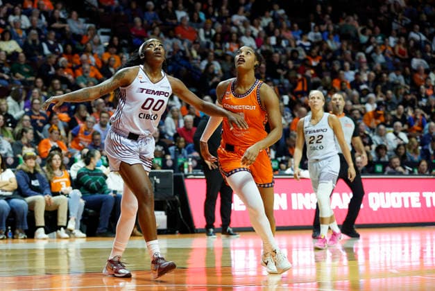UNCASVILLE, CT - SEPTEMBER 24: Zaay Green 00 of the Toronto Tempo and Ashlon Jackson 3 of the Connecticut Sun in action during the WNBA, Basketball Damen, USA game between Toronto Tempo and Connecticut Sun on September 24, 2026, at Mohegan Sun Arena in Uncasville, CT. (Photo by M. Anthony Nesmith Icon Sportswire) WNBA: SEP 24 Toronto Tempo at Connecticut Sun EDITORIAL USE ONLY Icon26092424