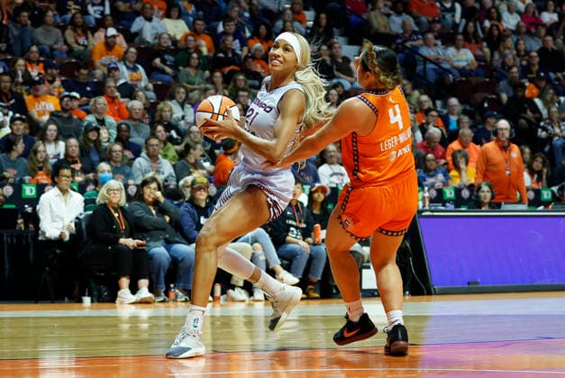 UNCASVILLE, CT - SEPTEMBER 24: Isabelle Harrison 21 of the Toronto Tempo is called for charging against Charlisse Leger-Walker 4 of the Connecticut Sun during the WNBA, Basketball Damen, USA game between Toronto Tempo and Connecticut Sun on September 24, 2026, at Mohegan Sun Arena in Uncasville, CT. (Photo by M. Anthony Nesmith Icon Sportswire) WNBA: SEP 24 Toronto Tempo at Connecticut Sun EDITORIAL USE ONLY Icon26092428