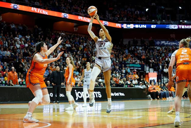 UNCASVILLE, CT - SEPTEMBER 24: Isabelle Harrison 21 of the Toronto Tempo shoots over Raegan Beers 15 of the Connecticut Sun during the WNBA, Basketball Damen, USA game between Toronto Tempo and Connecticut Sun on September 24, 2026, at Mohegan Sun Arena in Uncasville, CT. (Photo by M. Anthony Nesmith Icon Sportswire) WNBA: SEP 24 Toronto Tempo at Connecticut Sun EDITORIAL USE ONLY Icon26092434