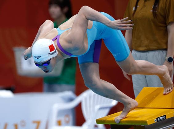 (260925) -- TOKYO, Sept. 25, 2026 -- Zhang Yufei of China starts during the Women s 50m Butterfly Heat at the 20th Asian Games Aichi-Nagoya 2026 in Tokyo, Japan, Sept. 25, 2026. ) (SP)JAPAN-TOKYO-ASIAN GAMES-SWIMMING-WOMEN S 50M BUTTERFLY-HEAT WuxZhizun 