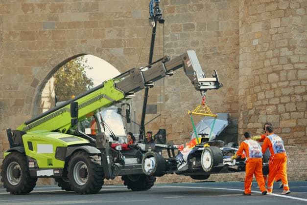 (260925) -- BAKU, Sept. 25, 2026 -- The car of Racing Bull s Arvid Lindblad of Britain is carried away after crashing during the practice session of the Formula One Azerbaijan Grand Prix at the Baku City Circuit in Baku, capital of Azerbaijan, Sept. 24, 2026. ) (SP)AZERBAIJAN-BAKU-F1-GRAND PRIX 2026-PRACTICE ChenxJunfeng 