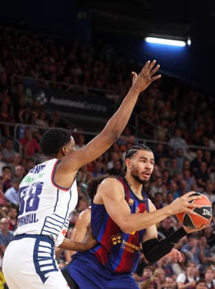 FC Barcelona, Barca v Anadolu Efes Istanbul - Euroleague 2026 2027 Olivier Nkamhoua and Kai Jones play during the match between FC Barcelona and Anadolu Efes Istanbul, corresponding to the round 1 of the Euroleague 2026-27, played at the Palau Blaugrana, in Barcelona, on September 24, 2026. Barcelona Barcelona Spain  Copyright: xUrbanandsportx originalFilename:valls-fcbarcel260924_np0Sj.jpg