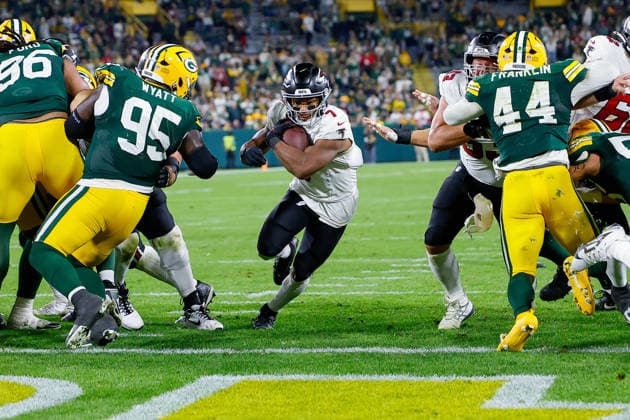 September 24, 2026: Atlanta Falcons running back Bijan Robinson (7) scores his second touchdown during the NFL, American Football Herren, USA football game between the Atlanta Flacons and the Green Bay Packers at Lambeau Field in Green Bay, Wisconsin. CSM Green Bay United States of America - ZUMAc04_ 20260924_zma_c04_004 Copyright: xDarrenxLeex