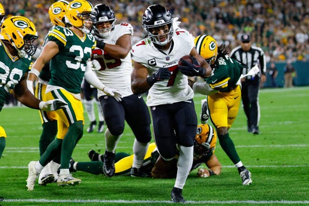 September 24, 2026: Atlanta Falcons running back Bijan Robinson (7) scores on a 3 yard touchdown run during the NFL, American Football Herren, USA football game between the Atlanta Flacons and the Green Bay Packers at Lambeau Field in Green Bay, Wisconsin. CSM Green Bay United States of America - ZUMAc04_ 20260924_zma_c04_012 Copyright: xDarrenxLeex