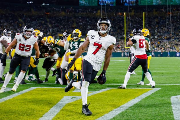 September 24, 2026: Atlanta Falcons running back Bijan Robinson (7) scores his second touchdown during the NFL, American Football Herren, USA football game between the Atlanta Flacons and the Green Bay Packers at Lambeau Field in Green Bay, Wisconsin. CSM NFL 2026: Falcons Vs Packers SEP 24  - ZUMAc04_ 20260924_zma_c04_010 Copyright: xDarrenxLeex
