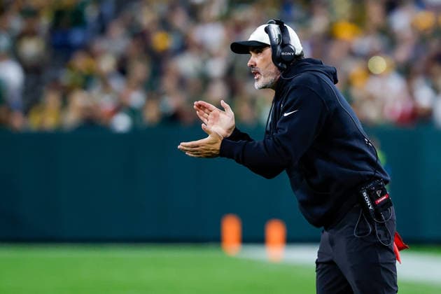 September 24, 2026: Atlanta Falcons head coach Kevin Stefanski during the NFL, American Football Herren, USA football game between the Atlanta Flacons and the Green Bay Packers at Lambeau Field in Green Bay, Wisconsin. CSM Green Bay United States of America - ZUMAc04_ 20260924_zma_c04_037 Copyright: xDarrenxLeex