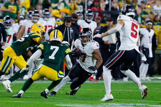 NFL, American Football Herren, USA 2026: Falcons Vs Packers SEP 24 September 24, 2026: Atlanta Falcons running back Bijan Robinson (7) running the ball during the NFL football game between the Atlanta Flacons and the Green Bay Packers at Lambeau Field in Green Bay, Wisconsin. Darren Lee CSM (Credit Image: Â Darren Lee Cal Media) Green Bay Wisconsin United States of America EDITORIAL USE ONLY Copyright: xx ZUMA-20260924_zma_c04_026.jpg DarrenxLeex csmphotothree525598