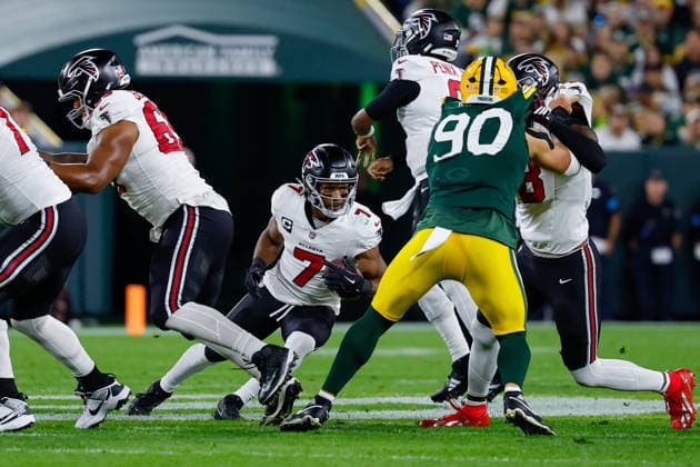 September 24, 2026: Atlanta Falcons running back Bijan Robinson (7) running the ball during the NFL, American Football Herren, USA football game between the Atlanta Flacons and the Green Bay Packers at Lambeau Field in Green Bay, Wisconsin. CSM Green Bay United States of America - ZUMAc04_ 20260924_zma_c04_073 Copyright: xDarrenxLeex