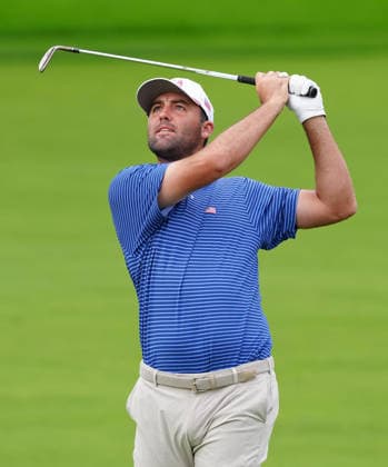 MEDINAH, IL - SEPTEMBER 24: Team USA golfer Scottie Scheffler plays his second shot on the 17th hole during the first round of the 2026 Presidents Cup on September 24, 2026, at Medinah Country Club in Medinah, Illinois. (Photo by Brian Spurlock Icon Sportswire) GOLF: SEP 24 Presidents Cup EDITORIAL USE ONLY Icon26092494