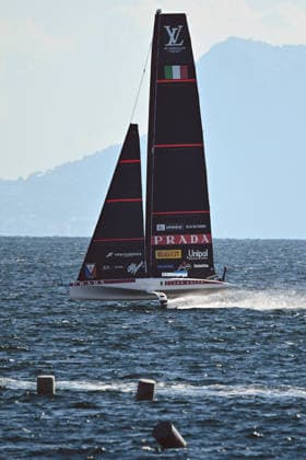 September 24, 2026, Napoli, Naples, Naples, Italy: Luna Rossa seen from the shore.People enjoy the practicing race of the 38th edition of the second preliminary regatta of the Louis Vuitton 38th AmericaoÃ¢Ã¢ s Cup Preliminary Regatta in Naples from the coastline. Napoli, Naples Italy  - ZUMAf172 20260924_zip_f172_005 Copyright: xValeriaxFerrarox Practicing Race Of The Second Preliminary Regatta Of AmericaÃ¢â‚¬â ¢S Cup In Naples  - ZUMA0867 0867773656st Copyright: xIMAGO ValeriaxFerrarox