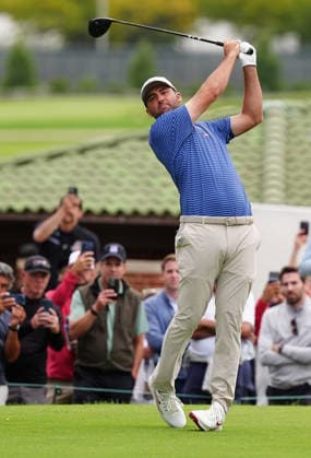MEDINAH, IL - SEPTEMBER 24: Team USA golfer Scottie Scheffler plays his tee shot on the 18th hole during the first round of the 2026 Presidents Cup on September 24, 2026, at Medinah Country Club in Medinah, Illinois. (Photo by Brian Spurlock Icon Sportswire) GOLF: SEP 24 Presidents Cup EDITORIAL USE ONLY Icon260924100