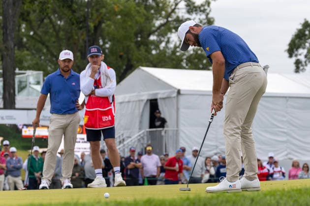 September 24, 2026, Medinah, Illinois, USA: CAMERON YOUNG of the United States hits a shot from the 15th hole during the first round of the 2026 Presidents Cup at Medinah Country Club in Medinah, Illinois, USA, on September 24, 2026. Medinah USA  - ZUMAj302 20260924_znp_j302_030 Copyright: xBrettxJohnsenx Wisconsin News - September 24, 2026  - ZUMA0867 0867776384st Copyright: xIMAGO BrettxJohnsenx