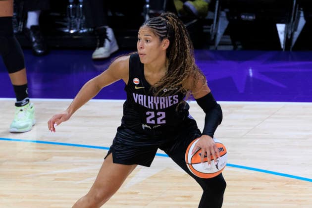 September 24, 2026, Los Angeles, California, USA: Veronica Burton 22 of the Golden State Valkyries during their regular season WNBA, Basketball Damen, USA game against the Los Angeles Sparks on Thursday September 24, 2026 at Crypto.com Arena in Los Angeles, California. Sparks lose to Valkyries, 75-76. ARIANA RUIZ PI Los Angeles USA - ZUMAp124 20260924_zaa_p124_053 Copyright: xArianaxRuizx
