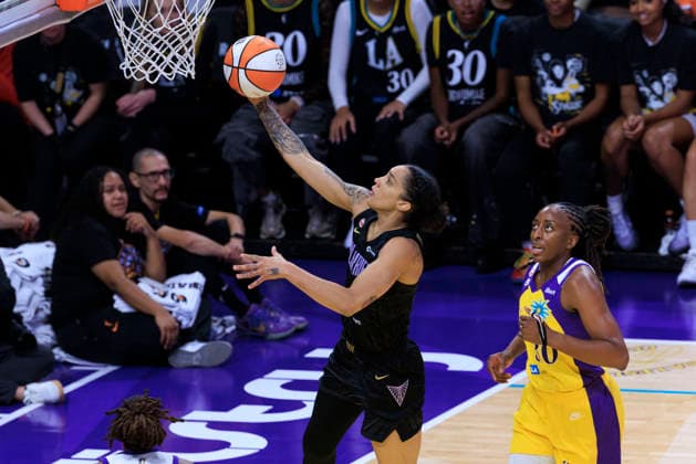 September 24, 2026, Los Angeles, California, USA: Gabby Williams 1 of the Golden State Valkyries lays the ball in as Nneka Ogwumike 30 of the Los Angeles Sparks defends during their regular season WNBA, Basketball Damen, USA game on Thursday September 24, 2026 at Crypto.com Arena in Los Angeles, California. Sparks lose to Valkyries, 75-76. ARIANA RUIZ PI Los Angeles USA - ZUMAp124 20260924_zaa_p124_054 Copyright: xArianaxRuizx