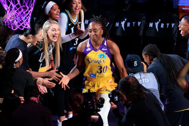 September 24, 2026, Los Angeles, California, USA: Nneka Ogwumike 30 of the Los Angeles Sparks steps onto the court for her final career game during their regular season WNBA, Basketball Damen, USA game against the Golden State Valkyries on Thursday September 24, 2026 at Crypto.com Arena in Los Angeles, California. Sparks lose to Valkyries, 75-76. ARIANA RUIZ PI Los Angeles USA - ZUMAp124 20260924_zaa_p124_056 Copyright: xArianaxRuizx