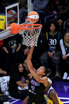 September 24, 2026, Los Angeles, California, USA: Kiah Stokes 41 of the Golden State Valkyries lays the ball in during their regular season WNBA, Basketball Damen, USA game against the Los Angeles Sparks on Thursday September 24, 2026 at Crypto.com Arena in Los Angeles, California. Sparks lose to Valkyries, 75-76. ARIANA RUIZ PI Los Angeles USA - ZUMAp124 20260924_zaa_p124_057 Copyright: xArianaxRuizx