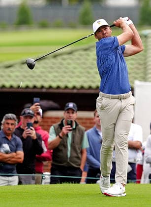 MEDINAH, IL - SEPTEMBER 24: Team USA golfer Sam Burns plays his tee shot on the 18th hole during the first round of the 2026 Presidents Cup on September 24, 2026, at Medinah Country Club in Medinah, Illinois. (Photo by Brian Spurlock Icon Sportswire) GOLF: SEP 24 Presidents Cup EDITORIAL USE ONLY Icon260924115