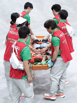 (260925) -- NAGOYA, Sept. 25, 2026 -- Shiji Gunjo (C) of Japan lies on a stretcher after being injured during the men s park final of skateboarding at the 20th Asian Games Aichi-Nagoya 2026 in Tokoname of Aichi Prefecture, Japan, Sept. 25, 2026. ) (SP)JAPAN-NAGOYA-ASIAN GAMES-SKATEBOARDING-MEN S PARK-FINAL LongxLei 