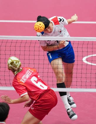 (260925) -- NAGOYA, Sept. 25, 2026 -- Park Seonju (top) of team South Korea defends during the women s team regu gold medal match between team South Korea and team Thailand of sepaktakraw at the 20th Asian Games Aichi-Nagoya 2026 in Nagoya, Japan, Sept. 25, 2026. ) (SP)JAPAN-NAGOYA-ASIAN GAMES-SEPAKTAKRAW-WOMEN S TEAM REGU-GOLD MEDAL MATCH WangxFei 