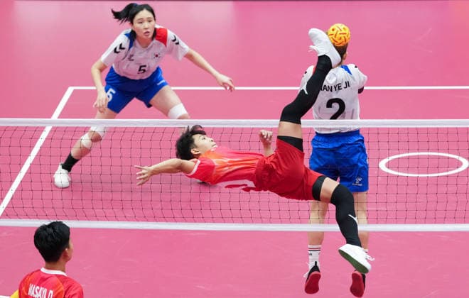 (260925) -- NAGOYA, Sept. 25, 2026 -- Wilaiwan Khodphom (bottom) of team Thailand competes during the women s team regu gold medal match between team South Korea and team Thailand of sepaktakraw at the 20th Asian Games Aichi-Nagoya 2026 in Nagoya, Japan, Sept. 25, 2026. ) (SP)JAPAN-NAGOYA-ASIAN GAMES-SEPAKTAKRAW-WOMEN S TEAM REGU-GOLD MEDAL MATCH WangxFei 