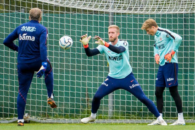 Training with the Norwegian Men s National Soccer Team, Oslo, Lillestrøm 09 25 2026 Norway’s goalkeeper coach Frode Grodas and goalkeepers Egil Selvik and Sander Tangvik during a training session with Norway’s men’s national soccer team following the Nations League match against Denmark. Photo: Stian Lysberg Solum, NTB. Oslo, Lillestrøm. EDITORIAL USE ONLY RESTRICTED USE FOR BETTING COMPANIES  Copyright: xStianxLysbergxSolumx xNTBx