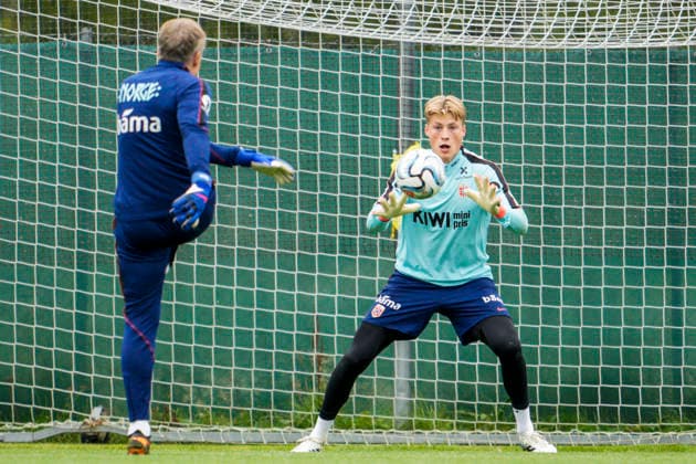 Training with the Norwegian Men s National Soccer Team, Oslo, Lillestrøm 09 25 2026 Norway s goalkeeper coach Frode Grodas and goalkeeper Sander Tangvik during a training session with Norway s men s national soccer team following the Nations League match against Denmark. Photo: Stian Lysberg Solum, NTB, Oslo, Lillestrøm. EDITORIAL USE ONLY. RESTRICTED USE BY BETTING COMPANIES  Copyright: xStianxLysbergxSolumx xNTBx