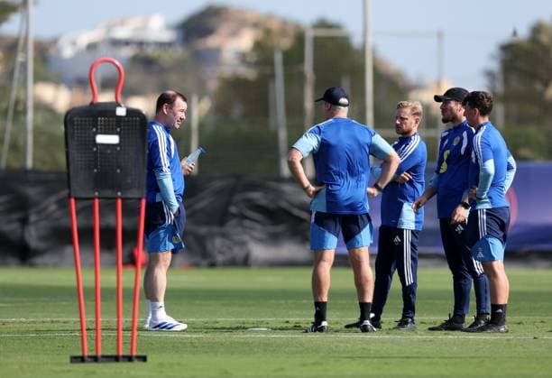 Sebatsien Pocognoli, manager of Scotland (R2), speaks with his staff during a morning training session. Scotland Team Training, International Football, La Manga Club, Murcia, Spain - 25 Sep 2026 La Manga Club Murcia Spain  Copyright: xSergioxLopez Shutterstockx 17167501c