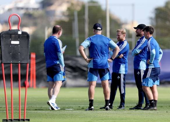 Sebatsien Pocognoli, manager of Scotland (R2), speaks with his staff during a morning training session. Scotland Team Training, International Football, La Manga Club, Murcia, Spain - 25 Sep 2026 La Manga Club Murcia Spain  Copyright: xSergioxLopez Shutterstockx 17167501b