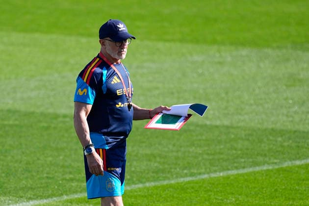 September 25, 2026, Las Rozas, Madrid, Spain: Luis de la Fuente during the training session of Spain Team ahead their UEFA Nations League matches at Ciudad del Futbol on September 25, 2026, in Las Rozas, Madrid, Spain. Las Rozas Spain - ZUMAa181 20260925_zaa_a181_001 Copyright: xOscarxJ.xBarrosox