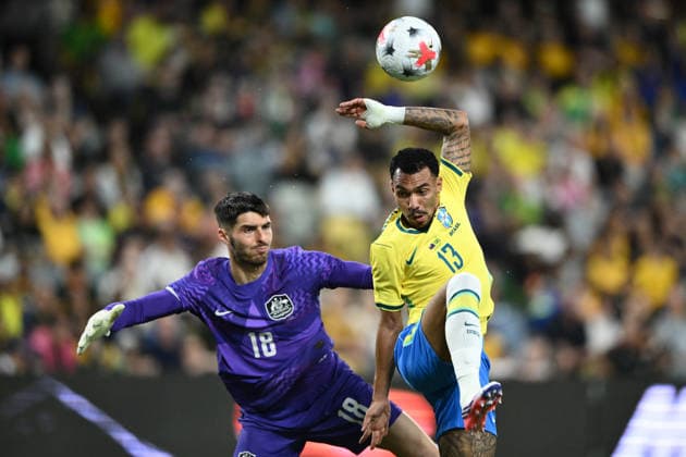 SOCCER AUSTRALIA BRAZIL, Matheuzinho of Brazil competes for the ball during the Queensland Football Series International Friendly, Länderspiel, Nationalmannschaft match between the Socceroos and Brazil at Queensland Country Bank Stadium in Townsville, Friday, September 25, 2026. ( NO ARCHIVING, EDITORIAL USE ONLY TOWNSVILLE QUEENSLAND Australia  Copyright: xMATTxTAYLORx 20260925121448523380