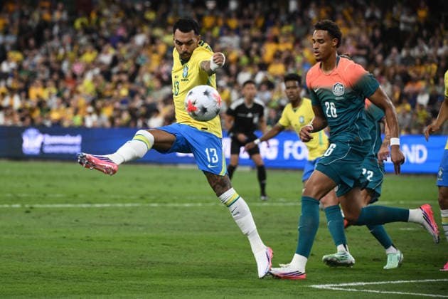 SOCCER AUSTRALIA BRAZIL, Matheuzinho of Brazil controls the ball during the Queensland Football Series International Friendly, Länderspiel, Nationalmannschaft match between the Socceroos and Brazil at Queensland Country Bank Stadium in Townsville, Friday, September 25, 2026. ( NO ARCHIVING, EDITORIAL USE ONLY TOWNSVILLE QUEENSLAND Australia  Copyright: xJONOxSEARLEx 20260925118630521916