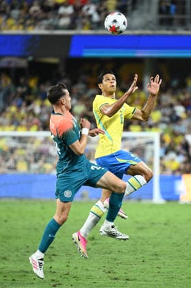 SOCCER AUSTRALIA BRAZIL, Douglas Santos of Brazil competes for the ball during the Queensland Football Series International Friendly, Länderspiel, Nationalmannschaft match between the Socceroos and Brazil at Queensland Country Bank Stadium in Townsville, Friday, September 25, 2026. ( NO ARCHIVING, EDITORIAL USE ONLY TOWNSVILLE QUEENSLAND Australia  Copyright: xMATTxTAYLORx 20260925176887031355