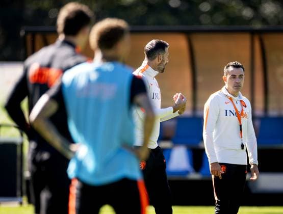ZEIST - Assistant Ruud van Nistelrooy and national coach Xavi Hernandez during a training session in preparation for the Nations League matches against Serbia, Greece, and Serbia. KOEN VAN WEEL ANP xVIxANPxSportx xxANPxIVx 570074502 originalFilename: 570074502.jpg