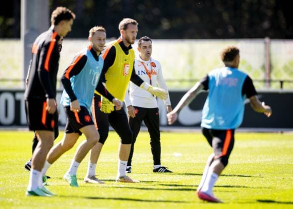 ZEIST - Ruben van Bommel, Teun Koopmeiners, Mark Flekken and national coach Xavi Hernandez during a training session in preparation for the Nations League matches against Serbia, Greece and Serbia. KOEN VAN WEEL ANP xVIxANPxSportx xxANPxIVx 570074533 originalFilename: 570074533.jpg