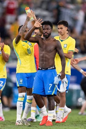 TOWNSVILLE, AUSTRALIA - SEPTEMBER 25: Raphinha of Brazil (L) and Vinicius Junior of Brazil (R) applaud fans after the 1-1 draw during the International Friendly, Länderspiel, Nationalmannschaft football match between Australia and Brazil at Queensland Country Bank Stadium on September 25, 2026 in Townsville, Australia. (Photo by Ricardo Nogueira Sports Press Photo) Copyright: xRicardoxNogueira SportsxPressxPhotox Sportspressphoto_SPR239147
