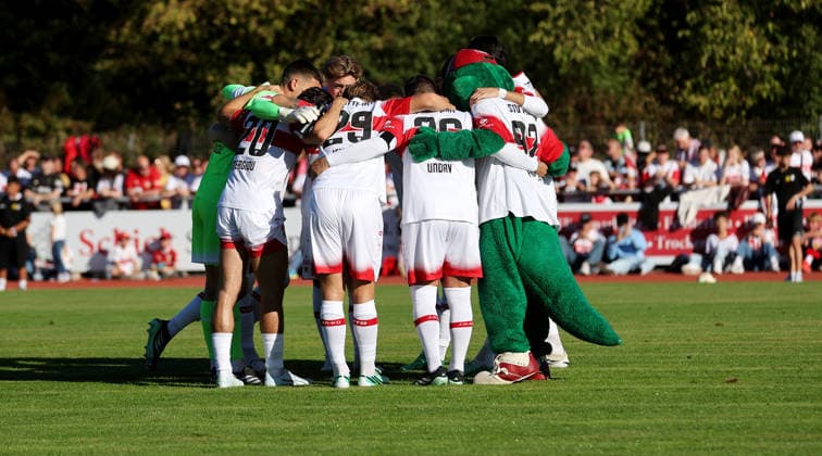 September 25, 2026, Germany, Weinstadt: VfB Stuttgart vs. 1. FC Heidenheim; the Stuttgart players form a circle