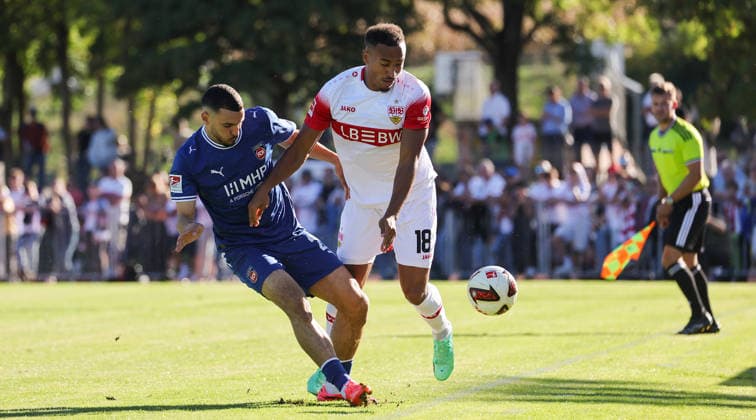 September 25, 2026, Germany, Weinstadt Soccer: VfB Stuttgart vs. 1 FC Heidenheim; from left: Oualid Mhamdi (Heidenheim), Jamie Leweling (VfB)