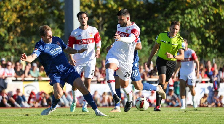 September 25, 2026, Germany, Weinstadt Soccer: VfB Stuttgart vs. 1. FC Heidenheim; from left: Tim Siersleben (Heidenheim), Atakan Karazor (VfB), Deniz Undav (VfB)