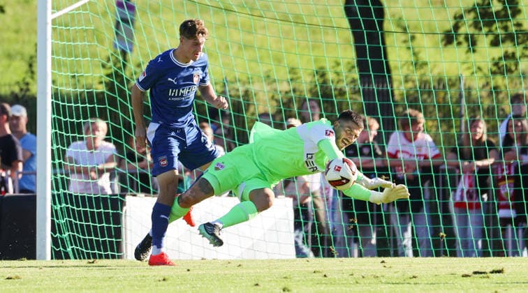September 25, 2026, Germany, Weinstadt: Soccer match between VfB Stuttgart and 1. FC Heidenheim; from left: Yannik Wagner (Heidenheim), Fabian Bredlow (VfB)