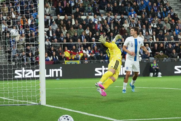 LKS 20260925 Finland s Juho Talvitie (R) sees the ball go into the net past Spain s goalkeeper Fran Gonzalez as Otto Ruoppi (not pictured) scores Finland s first goal during the UEFA U21, U 21 European Championship, EM, Europameisterschaft Group A qualifying football match between Finland and Spain in Tampere, Finland, on September 25, 2026. - MIKA KYLMÄNIEMI Tampere Finland afnVZyGg1zg  Copyright: xMikaxKylmäniemix afnVZyGg1zg