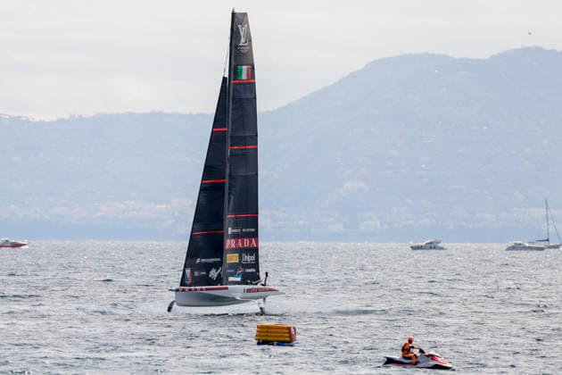 THE LOUIS VUITTON 38TH AMERICA™S CUP PRELIMINARY REGATTA, NAPLES Team Luna Rossa during the teams parade before the race on the first day of the preliminary regatta for the 38th Louis Vuitton America™s Cup in the Gulf of Naples, Campania, Italy, on September 25, 2026. The Naples preliminary regatta gives the competing teams their first opportunity to test their AC40 one-design yachts ahead of the 38th America™s Cup, which will be held in Naples in 2027. _BPH8953 Copyright: xAntonioxBalascox