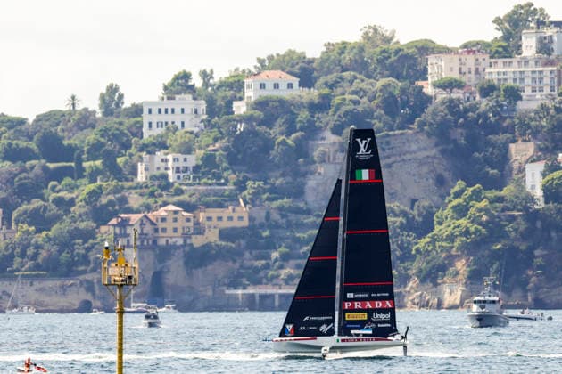 THE LOUIS VUITTON 38TH AMERICA™S CUP PRELIMINARY REGATTA, NAPLES Team Luna Rossa during the teams parade before the race on the first day of the preliminary regatta for the 38th Louis Vuitton America™s Cup in the Gulf of Naples, Campania, Italy, on September 25, 2026. The Naples preliminary regatta gives the competing teams their first opportunity to test their AC40 one-design yachts ahead of the 38th America™s Cup, which will be held in Naples in 2027. _BPH9162 Copyright: xAntonioxBalascox