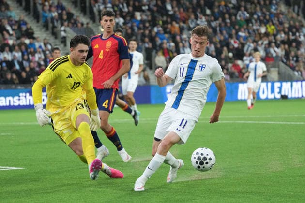 LKS 20260925 Finland s Marius Söderbäck (R) vies with Spain s goalkeeper Fran Gonzalez during the UEFA U21, U 21 European Championship, EM, Europameisterschaft Group A qualifying football match between Finland and Spain in Tampere, Finland, on September 25, 2026, in the background Spain s Jacobo Ramon. - MIKA KYLMÄNIEMI Tampere Finland CTudMlKD7KU  Copyright: xMikaxKylmäniemix CTudMlKD7KU