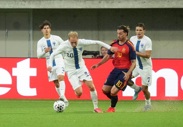 LKS 20260925 Finland s Liam Möller (L) vies with Spain s Iker Bravo during the UEFA U21, U 21 European Championship, EM, Europameisterschaft Group A qualifying football match between Finland and Spain in Tampere, Finland, on September 25, 2026, in the background Finland s Tomas Galvez (3) and Juho Talvitie (7). - MIKA KYLMÄNIEMI Tampere Finland pLtb_4fx0hw  Copyright: xMikaxKylmäniemix pLtb_4fx0hw