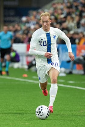 Finland s Liam Möller controls the ball during the UEFA U21, U 21 European Championship, EM, Europameisterschaft Group A qualifying football match between Finland and Spain in Tampere, Finland, on September 25, 2026. - MIKA KYLMÄNIEMI Tampere Finland CM9ohmQNuX4  Copyright: xMikaxKylmäniemix CM9ohmQNuX4