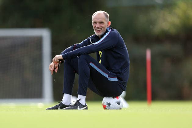Trainingslager der englischen Nationalmannschaft am 25. September 2026, Enfield International Football Trainingslager der englischen Nationalmannschaft Der englische Nationaltrainer Thomas Tuchel sitzt auf einem Ball Foto: Charlotte Wilson Offside Enfield, Großbritannien  Copyright: xCharlottexWilsonx xOffsidexOffside