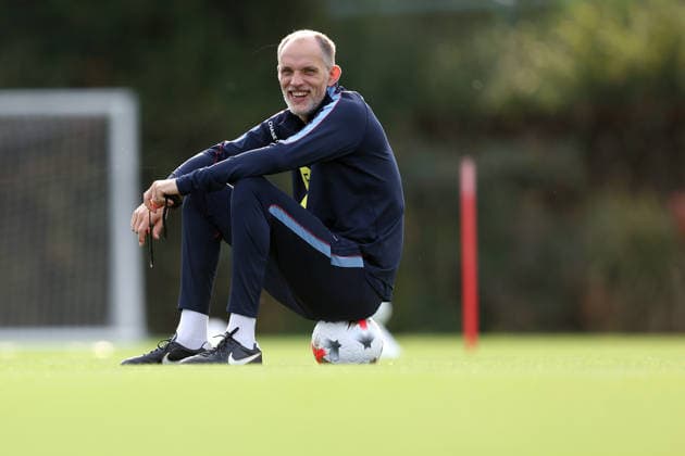 Trainingslager der englischen Nationalmannschaft am 25. September 2026, Enfield International Football Trainingslager der englischen Nationalmannschaft Der englische Nationaltrainer Thomas Tuchel sitzt auf einem Ball Foto: Charlotte Wilson Offside Enfield, Großbritannien  Copyright: xCharlottexWilsonx xOffsidexOffside
