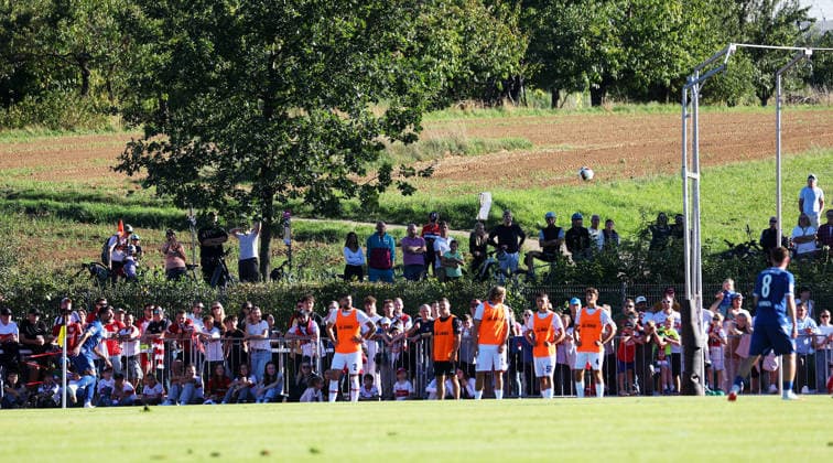 September 25, 2026, Germany, Weinstadt: Soccer match between VfB Stuttgart and 1. FC Heidenheim; Feature: Spectators watch the game from the field