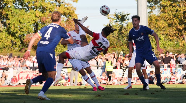September 25, 2026, Germany, Weinstadt: VfB Stuttgart vs. 1. FC Heidenheim; Lorenz Assignon of VfB, in the center, scores the goal to make it 2–0 with a bicycle kick.