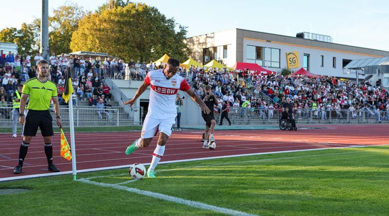 September 25, 2026, Germany, Weinstadt: Soccer match between VfB Stuttgart and 1. FC Heidenheim; Jamie Leweling of VfB takes a corner kick